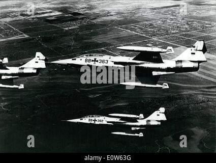 Septembre 09, 1961 - 5e anniversaire de ''New German Air Force'' l'Armée de l'air allemande (Luftwaffe) détiennent 24 septembre un spectacle aérien sur le airfiele Furstenfeldbruck, près de Munich. Le spectacle sera ouvert par l'air artistique allemande et étrangère escouades. Notre photo montre l'Allemand Starfighter F 104 qui prendront part à l'air show. Banque D'Images