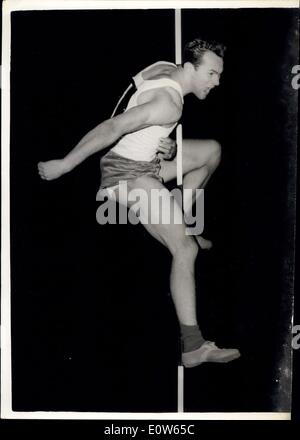 Septembre 20, 1961 - L'Angleterre contre la Russie soviétique l'athlétisme à l'City-Brumel blanc prend le saut en hauteur : à la fin de la première journée de la réunion d'athlétisme entre l'Angleterre et la Russie soviétique les hommes russes conduit l'Angleterre par 54 points à 53 et les femmes par de baie 42-21. Photo montre la Russie soviétique, Brumel's record du monde du saut en hauteur, le saut à la réunion d'hier soir.Il a créé un nouveau royaume uni tous les demandeurs notice avec un saut de 7pi.3ins. Banque D'Images