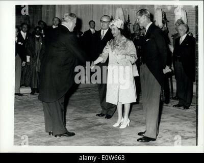 Septembre 25, 1961 - Reine ouvre la 7e Conférence parlementaire du Commonwealth, - SA MAJESTÉ LA REINE accompagnés par le duc d'Édimbourg a ouvert la 7e. Parlimentar du Commonwealth infirmiers au London Westminster Hall ce matin. Photo : Keystone Montre-le duc d'Édimbourg regarde la Reine serre la main de l'honorable sénateur Sir Alister MoMullin, Président de le sénat australien et président sortant de l'Association parlementaire du Commonwealth - au Westminster Hall ce matin. Banque D'Images