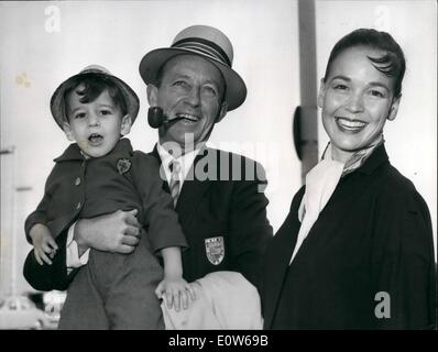 08 août 1961 - Crosey, sa femme et son enfant retournent à Hollywood : le chanteur américain Bing Crosby, un ''(illisible)'' sa femme et son fils - Harry ihls Crosby a quitté l'aéroport de Londres pour Hollywood ce matin. Bing Bad a été à Londres pour ma le film ''Road to Hong Kong avec comedTN Hob Hope. La photo montre l'aéroport Crosby échoue ''(illisible)'' le matin ''(illisible)'' laissant peu Hollywood ''(illisible) Banque D'Images