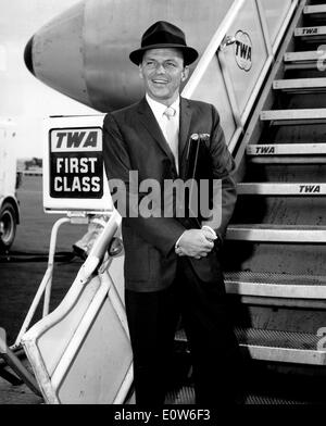 Frank Sinatra à l'aéroport après avoir visité le président Kennedy Banque D'Images