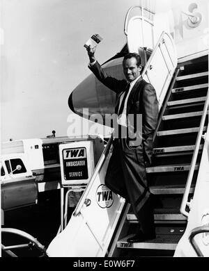 L'acteur Charlton Heston arrivant à New York pour l'enregistrement d'une émission spéciale Banque D'Images