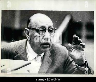 10 octobre 1961 - l'homme à l'oreille musicale - Igor Stravinsky répète le B.B.C. Orchestre symphonique. Le plus grand compositeur vivant, 79 ans, Igor Stravinski, l'homme qui en 50 ans a entendu sa musique rejetée et condamnée, accepté et acclamé, a été occupé hier à l'écoute critique à une répétition par la B.B.C. Orchestre symphonique. La salle des fêtes sera emballé avec des célébrités pour la maîtrise en concert le dimanche. La photo montre le sage, face ridée du maître - Igor Stravinsky écoute la B.B.C. Symphony Orchestra pendant la répétition d'hier. Banque D'Images