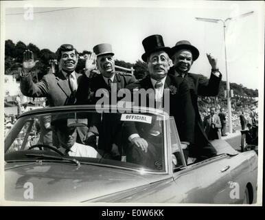 08 août, 1961 - La bataille de fleurs annuelles - à Jersey quatre dirigeants en progression : la bataille de fleurs Jersey annuel a eu lieu aujourd'hui - pour la onzième fois depuis qu'il a été repris en 1951.. Elle a eu lieu pour la première fois en 1902.. Photo montre : Quatre personnages avec des masques - fidèles représentations de M. Macmillan, président ; M. Kruschev Kennedy et le général De Gaulle - qui a créé beaucoup d'intérêt dans la procession d'aujourd'hui. Banque D'Images