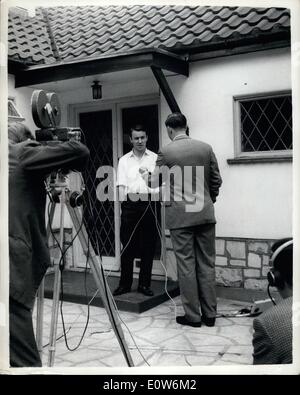 08 août 1961 - Jimmy Greaves - va-t-il retourner à Milan ? : Jimmy Greaves footballeur ? En ce moment en congé à Hornchurch, Essex, du Milan Football, Club, a soulevé de nombreuses questions dans les sports des écrivains qui me demande s'il y retournerons à jouer en Italie. Greaves transféré de Chelsea à Milan pour &80 000, est en raison d'être de retour à Milan le vendredi. Photo montre Greaves interviewé à son domicile ce matin. Banque D'Images