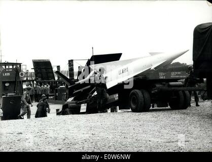 09 août, 1961 - L'unité de la fusée de l'Armée américaine à manouevre au Rhin : une fusée de l'unité de l'armée américaine avait la tâche de traverser le Rhin près de Germersheim par condition stratégique spéciale le mercredi matin. Une unité de la Bundeswehr a aidé les États-Unis-unité par ferry-boats 4 et 2 bateaux d'assaut. Si l'unité complet de fusée traversa la rivière. Photo montre qu'elle avait été la première fois qu'une fusée de type d'Herkules traversé le Rhin par bateau. Banque D'Images