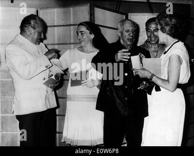 Artiste Pablo Picasso avec Mademoiselle Ramier et son épouse Jacqueline Roque lors de son exposition en galerie Banque D'Images