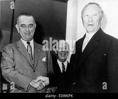 Le Président Lyndon B. Johnson avec le Dr Konrad Adenauer Banque D'Images