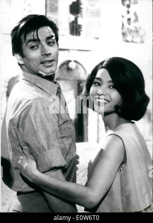 10 octobre 1961 - Le Japon est "Sun Set'' sous le soleil de l'Italie : Akiko de soleil qui promet météo à dents'' qui est le nom de la transtion de 21 ans, actrice japonaise Akiko o après avoir connu beaucoup de succès au Japon maintenant aussi ecame internationalement célèbre. Maintenant, elle joue dans le nouveau film ''Akiko'' (comme son propre nom) sous directeur d'Amico, qui est tournée en Italie. Il traite avec une histoire d'amour d'une fille de l'Est qui tombe en amour avec un Italien Casanova. Mais son pas d'étoiles Pierre (Pierre BRICE) côté gauche dispose également d'expérience que (Akik AKIKO) - Droit - est un expert en judo. Banque D'Images