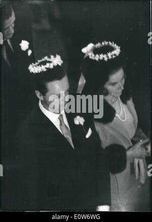 10 octobre 1961 - Tina Ex-Onassis Weds Seigneur Blandford : Photo montre époux et portant la couronne traditionnelle au cours de mariage à l'Église orthodoxe grecque, Paris, cet après-midi. Banque D'Images