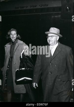 Le 12 décembre 1961 --L'avocat d'Eichmann en Israël : l'avocat Dr. Robert Servatius et sa secrétaire Lise Grdae est revenu à Tel Aviv pour commencer les procédures concernant la dernière partie de l'Eichmann au procès qui commence dans quelques jours. Le Dr Servatius se réunira le procureur général Gideon Hausner et son client, officier SS Eichmann qui est accusé de meurtre de masse. Banque D'Images