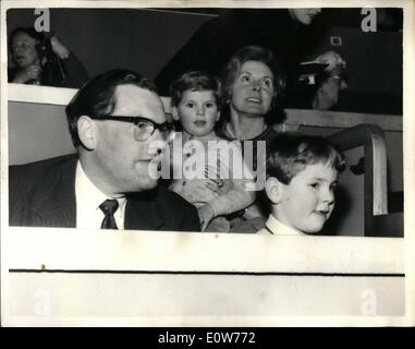 Le 12 décembre 1961 - secrétaire colonial au Circus aujourd'hui. Le Secrétaire aux colonies et sa famille cet après-midi, ont assisté à la première de la saison par les Bertram Mills circus aux Jeux Olympiques de Londres. La photo montre le secrétaire colonial ,Monsieur Reginald Maudling, Mme Mauding et leurs deux fils, Edward (assis à l'avant) et William à la performance d'aujourd'hui. Banque D'Images