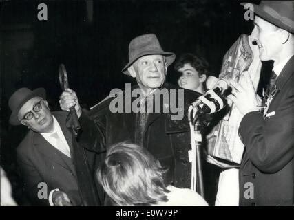 10 octobre 1961 - Vallauris Riviera et célébrer le 80e anniversaire de Picasso. Vallauris, la petite ville de province célèbre pour sa poterie décorée par Picasso, a célébré le 80e anniversaire du grand peintre qui a résidé dans la ville pendant de nombreuses années. photo montre Picasso tenant la clé token énorme de la ville dont le maire (à droite) lui a présenté. À gauche, Jacques Duclos qui était présent à la cérémonie. Banque D'Images