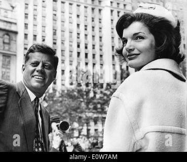 Le président Kennedy et son épouse Jackie lors d'une pluie de serpentins Banque D'Images