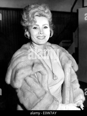 Portrait de Zsa Zsa Gabor dans le manteau de fourrure Banque D'Images