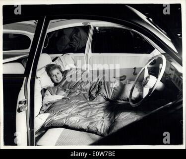 17 octobre 1961 - Motor Show ouvre demain - Le Salon ouvre demain à Londres à Earl's Court - Photo montre :- Catherine Burgess d'Earl's Court avec la nouvelle Saab suédois. Ses mers peuvent être déplacés pour faire un lit à l'intérieur de la voiture. Banque D'Images
