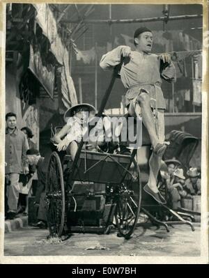 18 oct., 1961 - 18-10-61 Bing Crosby, Bob Hope et Joan Collins travaille sur route vers Hong Kong. D'autres scènes ont été tournées aujourd'hui à Shepperton Studios du film Road à Hong Kong. Photo montre : le rickshawÃ va jusqu'à'…avec Bob Hope, comme Joan Collins et Bing Crosby, assis dans le véhicule, prendre une plongée dans cette scène du film aujourd'hui. Banque D'Images