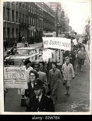 23 octobre 1961 - Protestation contre les enseignants de l'École;Union s'acceptation de Goverment verser - Sept écoles dans la région de East Ham sont fermés aujourd'hui - quand teschers est allé au siège de l'écrou pour protester contre l'Union de l'acceptation de payer Prix Cut-Down. Ils sont allés ensuite vers Chambre des communes pour faire pression sur leurs députés Keystone Photo montre :- Vue générale de l'ProcessionMarching le long Gowar Street - vers la Chambre des communes cet après-midi. Banque D'Images
