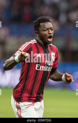 Sulley Muntari (Milan), le 18 mai 2014 - Football / Soccer : Sulley Muntari de Milan célèbre marquant le premier but au cours de l'Italien 'Serie' un match entre l'AC Milan 2-1 US Sassuolo Calcio à San Siro à Milan, Italie. (Photo par Enrico Calderoni/AFLO SPORT) Banque D'Images