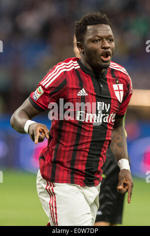 Sulley Muntari (Milan), le 18 mai 2014 - Football / Soccer : Sulley Muntari de Milan célèbre marquant le premier but au cours de l'Italien 'Serie' un match entre l'AC Milan 2-1 US Sassuolo Calcio à San Siro à Milan, Italie. (Photo par Enrico Calderoni/AFLO SPORT) Banque D'Images