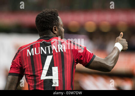 Sulley Muntari (Milan), le 18 mai 2014 - Football / Soccer : Sulley Muntari de Milan célèbre marquant le premier but au cours de l'Italien 'Serie' un match entre l'AC Milan 2-1 US Sassuolo Calcio à San Siro à Milan, Italie. (Photo par Enrico Calderoni/AFLO SPORT) Banque D'Images