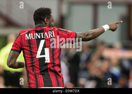 Sulley Muntari (Milan), le 18 mai 2014 - Football / Soccer : Sulley Muntari de Milan célèbre marquant le premier but au cours de l'Italien 'Serie' un match entre l'AC Milan 2-1 US Sassuolo Calcio à San Siro à Milan, Italie. (Photo par Enrico Calderoni/AFLO SPORT) Banque D'Images