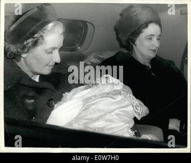 Le 12 décembre 1961 - Journée de baptême pour le vicomte Linley. VICSOUNT LINLEY l 6 1/2 semaine fils de la princesse Margaret et le comte de Snowdon a été cet après-midi en christen DAVID CHARLES ALBERT - au palais de Buckingham... PHOTO : KEYSTONE MONTRE- vicomte Linley arrivant en voiture au palais de Buckingham pour le baptême de cet après-midi. Banque D'Images
