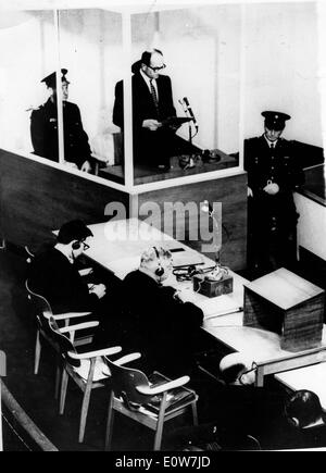Adolf Eichmann lors de son procès à Jérusalem Banque D'Images