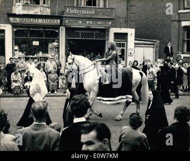 01 janv., 1962 - Lady Godiva Rides Again dans les rues de Coventry : bref nylon transparent et d'un bra net porté sous ses longues tresses étaient tous que les aires protégées 31 ans Mme Joyce Parker de le regard de milliers de biper Toms quand comme Lady Godiva elle montait un cheval blanc dans les rues de Coventry pendant le Carnaval villes hier. Mme Parker a un fils et est l'épouse de l'ex-Squadron-Leader George Parker , qui est jeter directeur de l'intendance chrétienne dans le pays dés Banque D'Images