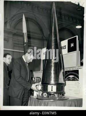 01 janvier 1962 - Exposition de la société de Physique : l'Exposition Annuelle 1962 de l'Institut de physique et la Société de physique s'est ouverte ce matin au Royal Horticultural Hall de Westminster. Photo montre M. D.S. L'enregistrement des lieux Froome instruments dans le cône d'un meteoroligal Skylark Rocket chef qui sera lancée en juin pour une utilisation dans les observations de la deuxième É.-U. R.-U. satellites de la terre, qui doit être lancé en 1963. Banque D'Images