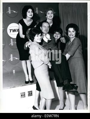 11 novembre 1961 - L'Aéroport International de New York.... Bob Hope se retrouve entouré de N.Y. modèles sur son arrivée de Londres à bord d'un Superjet TWA. Bob vient de terminer ''La route vers Hong Kong'' à Londres avec Bing Crosby et sur le vol à travers l'Atlantique, a vu un aperçu de sa nouvelle sortie, ''Bachelor in Paradise'', tandis que le long de jetting à 30 000 pieds. Raillé Bob, voici un film qu'ils ne pouvaient pas marcher sur. Il va à New York du film premi&egrave;re. Banque D'Images