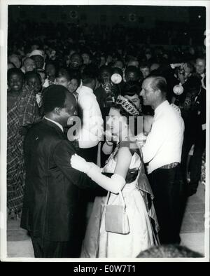 11 novembre 1961 - Danses Queen ''High Life'' - avec le Dr Nkrumah. Nuit à Accra. : Sa Majesté la reine et le Dr Nkrumah, le Président du Ghana vu comme ils dansent ''High Life'' une danse spécialement composé pour la visite royale et intitulé ''Bienvenue Votre Majesté'' . Juste derrière, on peut voir le duc d'Édimbourg danse avec Mme Nkrumah . Ils sont vus à un ballon tenu en leur honneur au State House, Accra. Banque D'Images