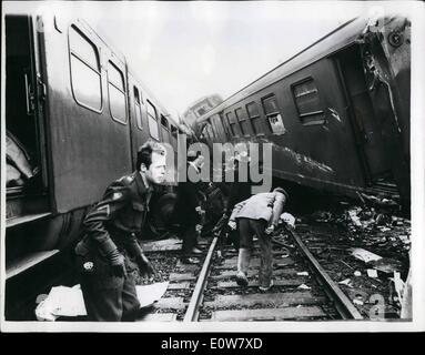 01 janv., 1962 - sans frais atteint 93 morts en accident de chemin de fer néerlandais ; quatre-vingt-trois personnes ont été tués hier à Worden, Hollande, lorsque deux trains express électrique s'est écrasé sur la tête dans un brouillard épais. Plus de 75 personnes ont été blessées. Les deux pilotes ont été tués. Photo montre les sauveteurs d'essayer de récupérer les corps de l'épave tordue hier. La photo montre comment les deux trains ''passé'' l'autre après la collision, en terminant à un gigantesque ''V' Banque D'Images