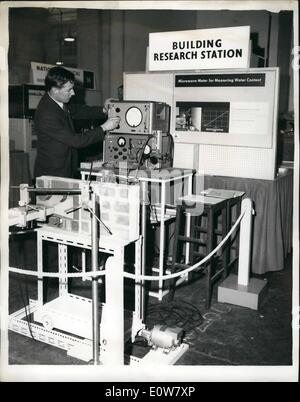 01 janvier 1962 - Exposition de la Société de Physique : l'Exposition Annuelle 1962 de l'Institut de physique et de la physique - s'est ouverte ce matin au Royal Horticultural Hallm Westminster. Photo montre M. A.T. Coote exploite l'appareil pour la mesure et contrôle de l'eau de matériaux poreux par le micro-ondes de l'humidité de l'eau. Il exploité par l'absorption d'eau par les ondes radio - et est exposé par le Building Research Station du ministère de la recherche scientifique et industrielle. Banque D'Images