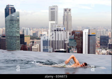 (140520) -- SINGAPOUR, 20 mai 2014 (Xinhua) -- nageur australien Christian Sprenger nage durant la nage 'De Singapour Stars' une conférence de presse au festival de Singapour Marina Bay Sands, le 20 mai 2014. Le festival se tiendra du 5 septembre au 7 septembre. (Xinhua/puis Chih Wey) Banque D'Images