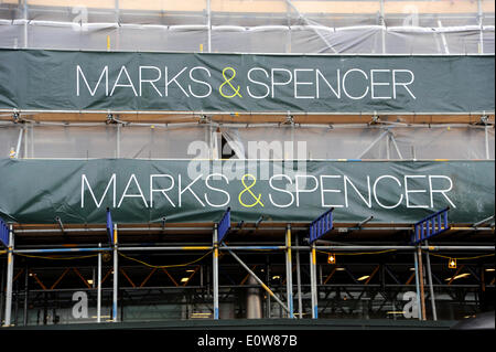 Brighton Sussex UK 20 mai 2014 - Le magasin Marks & Spencer dans l'ouest de Brighton Road qui est l'objet de travaux de rénovation à l'extérieur Marks & Spencer ont annoncé ce matin que les profits sont en baisse de 3,9 pour cent sur l'an dernier et c'est la troisième année de suite qu'ils sont tombés photographie prise par Simon Dack/Alamy Live News Banque D'Images