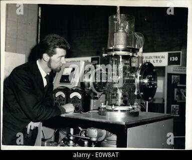 01 janvier 1962 - Exposition de la Société de Physique. : l'Exposition Annuelle 1962 de l'Institut de physique et de la physique - s'est ouverte ce matin au Royal Horticultural Hall de Westminster photo montre un moteur fusée électrique expérimental de contrôle d'attitude des satellites - illustré opérant dans un environnement sous vide avec l'aide de l'altération et de mesurer sa poussée - produit par Elliot Frère de Londres. Banque D'Images