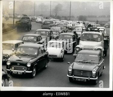 01 janvier 1962 - grèves des transports pour semer le chaos d'un million de travailleurs de Londres Plus d'un million de travailleurs à Londres ont été touchées par des grèves ce matin appelé par métro, train et bus de travailleurs. Le tube d'hommes font la grève pour protester contre le traitement des demandes de rémunération et beaucoup d'autres travailleurs du secteur des transports sont frappantes dans la sympathie. Les conditions de circulation routière ont été aujourd'hui chaotique autant de voitures supplémentaire versé dans la ville. Photo montre : le trafic lent à l'Sidoup par-pass ce matin. Banque D'Images