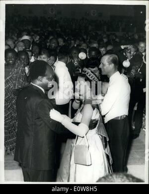 20 novembre 1961 - Danses Queen ''High Life'' -- avec le Dr Nkrumah...nuit à Accra : Sa Majesté la Reine et M. le Président Nkrumah poof Ghana vu comme ils dansent ''High Life'' un ''spécialement danse Bienvenue Votre Majesté'' immédiatement derrière peut être sen le duc d'Édimbourg danse avec Mme Nkrumah..Ils sont vus à un ballon tenu en leur honneur au State House, Accra. Banque D'Images