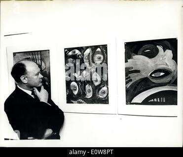 Le 21 novembre 1961 - Exposition de peintures de schizophrènes : photo montre M. Edward Adamson, directeur de l'Art à Netherine Coulsden, l'hôpital, examine certaines des peintures faites par des schizophrènes, expose à la Société royale de médecine, Wimpole Street, Londres, hier. Les peintures faites par les malades pour la schizophrénie sont étudiés par des médecins et des experts d'indices pour les patients malades. Banque D'Images