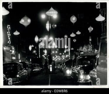 Le 23 novembre 1961 - Le temps d'éclairage de Noël dans Oxford Street : les décorations de Noël lumières dans London's Oxford-street ont été mis en marche ce soir. Photo montre : La vue le long d'Oxford Street - Regard sur Marble Arch - ce soir après les feux étaient allumés. Banque D'Images