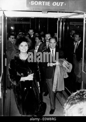 Actrice Sophia Loren arrivant à la première de 'cinq kilomètres jusqu'à minuit" Banque D'Images