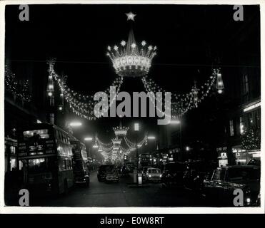 28 novembre 1961 - Noël de l'allumage des feux ce soir dans Regent-Street : Les illuminations de Noël à Londres, Regent-street ont été mis en marche ce soir par le maire de Westminster. La photo montre une vue générale de la décorations de Noël dans Regent-street ce soir. Banque D'Images