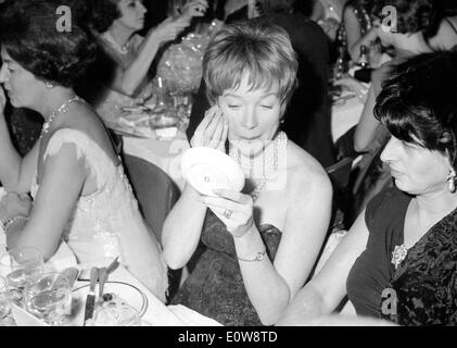 Shirley MacLaine et Anna Magnani au Lido à Paris Banque D'Images