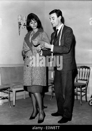 Designer Guy Laroche en tenant compte des mensurations Sophia Loren Banque D'Images