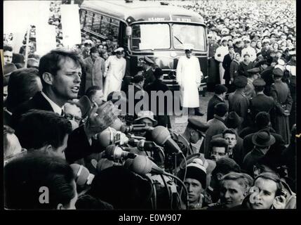 10 févr. 02, 1962 - Robert F. Kennedy à Berlin Ouest. Aujourd'hui, le frère du président américain, le procureur général, Robert F. Kennedy, est venue à Berlin pour une visite de deux jours. Sur la place devant le Sch&ouml;neberger Rathaus il parle à environ 100 000 Berlinois. OPS : Robert F. Kennedy parle à l'berlinois. Banque D'Images