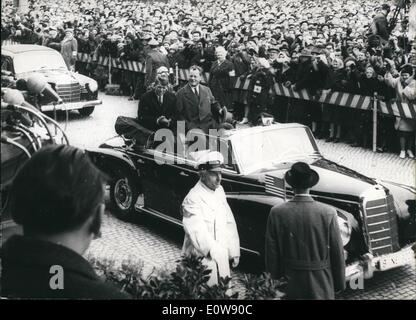 10 févr. 02, 1962 - Robert F.Kennedy à Berlin ouest : Photo montre arrivée avant le Schoneberger Rathaus, en voiture ouverte à gauche Robert F.Kennedy et le droit régissant les principaux Willy Brandt. Banque D'Images