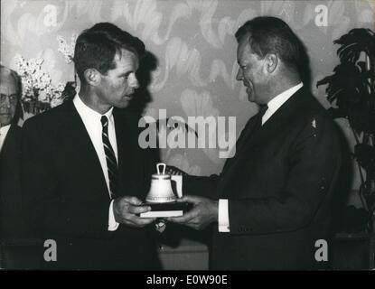 10 févr. 02, 1962 - Robert F. Kennedy à Berlin ouest : photo montre le procureur général Robert F. Kennedy - obtenez une gauche répond de la Banque D'Images