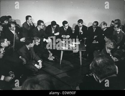 10 févr. 02, 1962 - Robert Kennedy a discuté avec les élèves : Aujourd'hui, le 24.2.1964 le ministre américain de la Justice Robert Kennedy visité Bonn et discuté après sa conversation avec M. le Chancelier Adenauer avec les étudiants de l'université de Bonn à propos de problèmes politiques. Photo montre Robert Kennedy au milieu des élèves. Banque D'Images