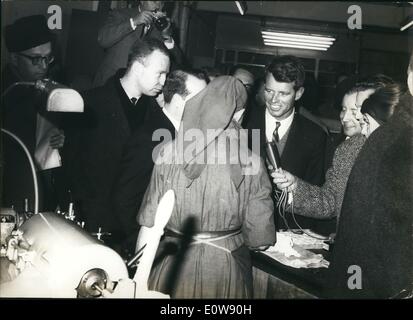 10 févr. 02, 1962 - Robert F. Kennedy à Berlin ouest : Photo montre dans l'usine Auer à Berlin trimestre Wedding le procureur général Robert F. Kennedy poke avec un travailleur. Banque D'Images